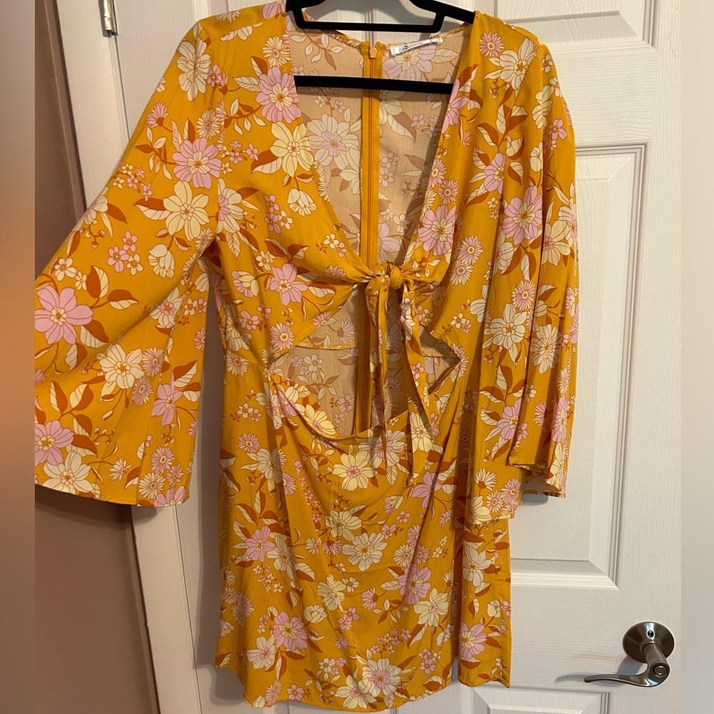 NWT Cupshe sun dress. Tie in the front and zipper in the back.